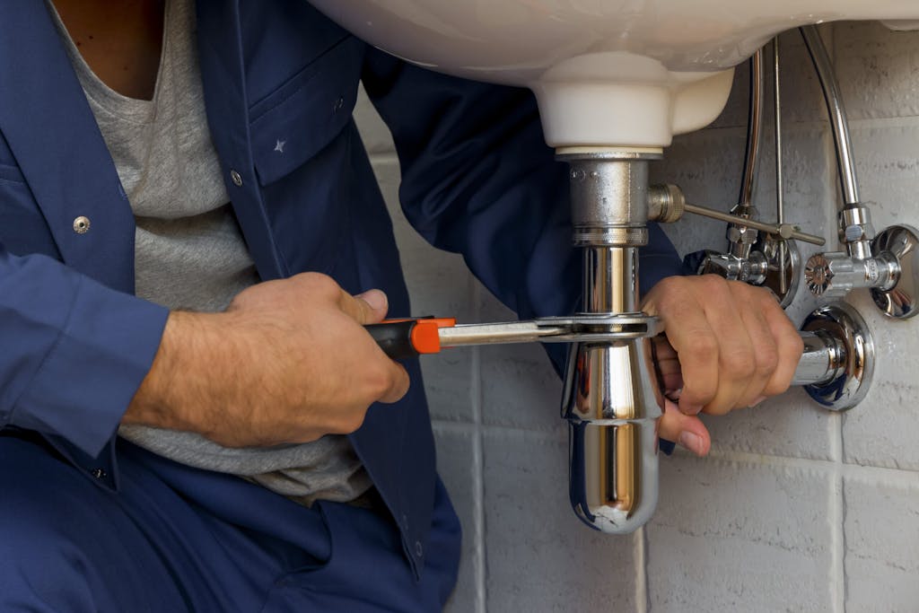 Loodgieter in Amsterdam bezig met een ontstopping