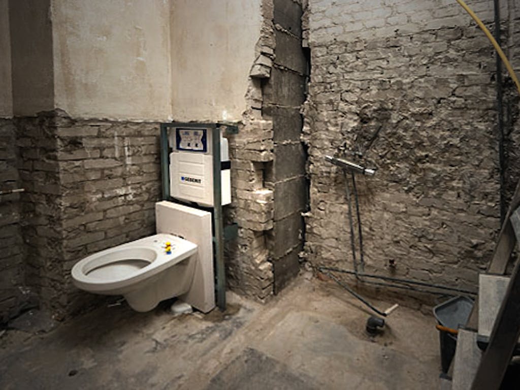 Wc loopt door